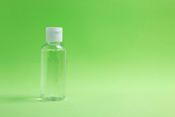 Bote de gel hidroalcoholico con fondo verde orizontal para la desinfección de manos, protección ante el coronavirus.
