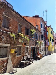 Case colorate in una via del centro storico di Chioggia, Venezia