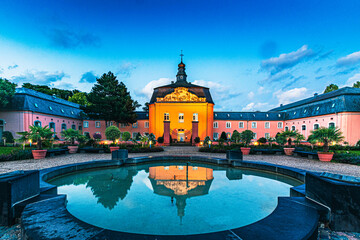 Fototapeta Schloß Wickrath bei Mönchengladbach beleuchtet zur blauen Stunde obraz