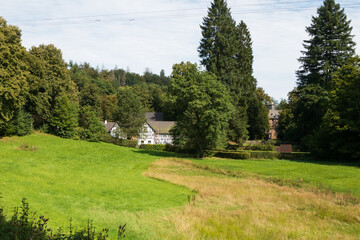 Panoramablick zu den Gebäuden von Schloß Crottentorf im Tal der Wisser