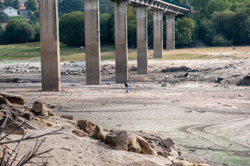 Chica paseando por las inmediaciones de una presa vaciada en Agosto de 2021