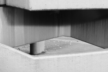 Licht und Schatten, Detail einer Treppe aus Beton, Moderne Architektur im Detail, Architekturfotografie