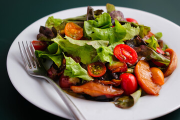 Lettuce with cherry tomatoes and fried slices of pears and nectarines.