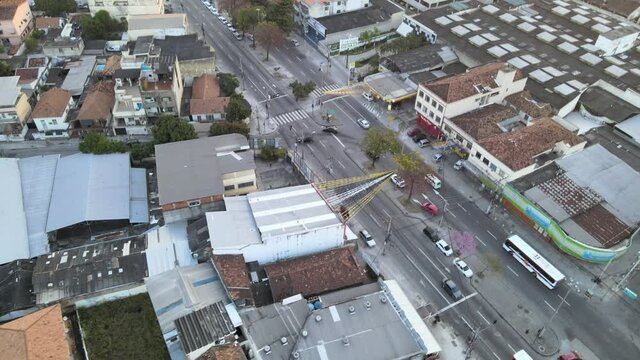 Im&aacute;gem a&eacute;rea da Avenida Dom H&eacute;lder C&acirc;mara como resid&ecirc;ncias, industria e com&eacute;rcio com por do sol ao fundo na zona norte da cidade do Rio de Janeiro.