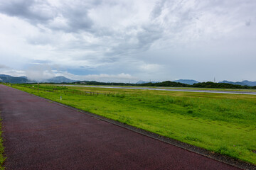 Fototapeta na wymiar 曇天の香川県高松空港の滑走路