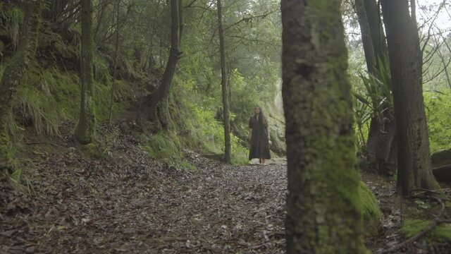 Joven mujer latina caminando descalza por el bosque dentro de la Ciudad de M&eacute;xico