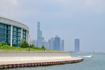 Obraz na płótnie Canvas city skyline along shoreline walking path