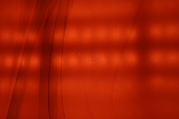 Lichtspiel und Schatten hinter einer roten Markise im Sommer bei Sonnenschein in der Altstadt von...