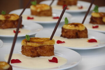 Torrija tradicional de yema tostada