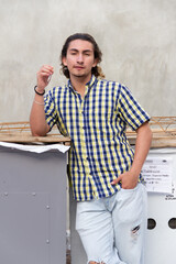 Chico atlético posando en la ciudad