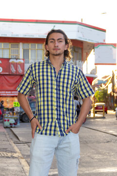 Chico atl&eacute;tico posando en la ciudad