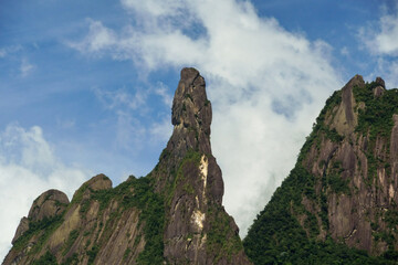 Fototapeta na wymiar Famous mountain located in the mountains of Teresópolis, in Rio de Janeiro known as 