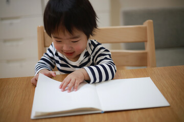 Naklejka premium 本を読む男の子