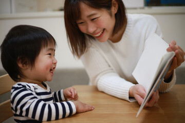 読書する親子