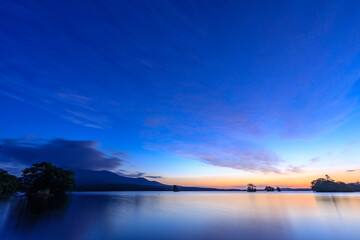 大沼国定公園大沼湖畔夜明けの風景
