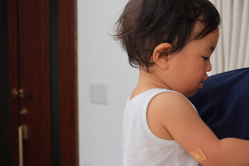 Fototapeta na wymiar 予防接種後の子供