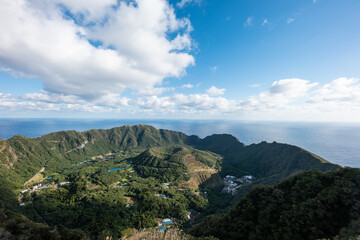 大凸部から見た青ヶ島の二重式カルデラ