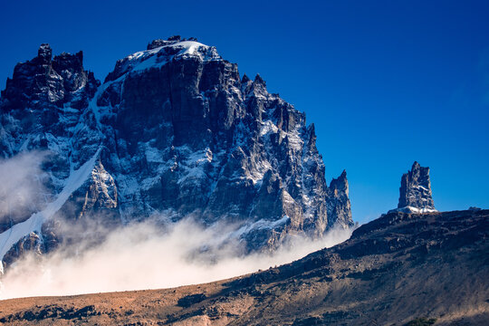 Las escarpadas laderas de Cerro Castillo.