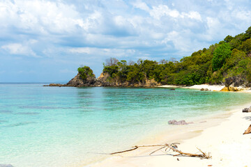 Fototapeta premium White sand beach and blue sky of Koh Khai near Koh Lipe, Satun, Thailand.