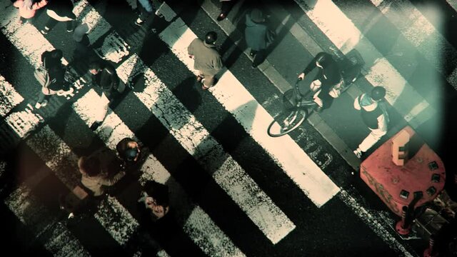 都会の横断歩道　歩く人々　スーパースローモーション