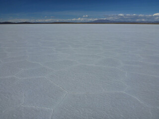 ボリビアのウユニ塩湖にて塩が結晶化し乾燥した大地