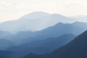 山並み　連山　グラデーション　山
