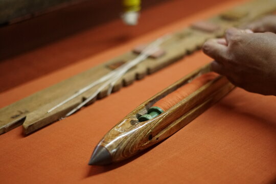 weaving shuttle in Handloom