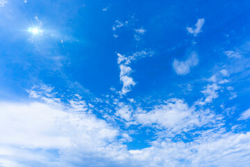 Fototapeta na wymiar 太陽の日差しと爽やかな青空と雲の背景素材_d_17