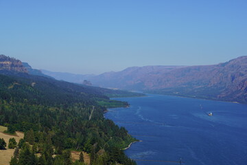 Fototapeta na wymiar land along Columbia River