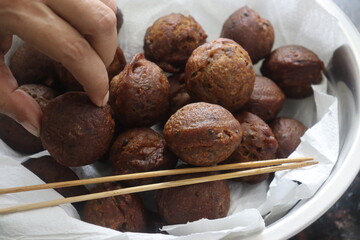 Rice fritters made with a batter of rice flour, banana, jaggery and roasted coconut pieces. Made in coconut oil. Also known as Unni appam.