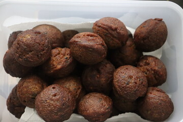 Rice fritters made with a batter of rice flour, banana, jaggery and roasted coconut pieces. Made in coconut oil. Also known as Unni appam.