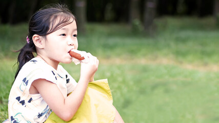 Fototapeta premium ドーナツを食べる女の子