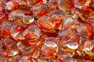 Fototapeta na wymiar Rot und orange gemusterte Glaslinsen als Dekoration