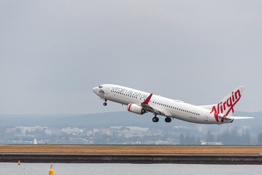 Boeing 737-8FE , Virgin Australia taking off from sydney airport