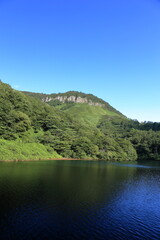 Fototapeta na wymiar 鳥取県琴浦町の青空とダム湖と船上山
