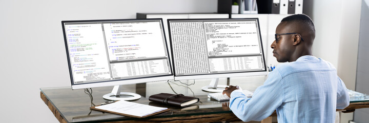 Obraz premium African American Coder Using Computer At Desk