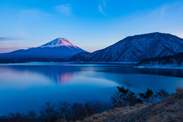 Obraz premium 富士山と夕暮れ時の本栖湖 山梨県身延町にて