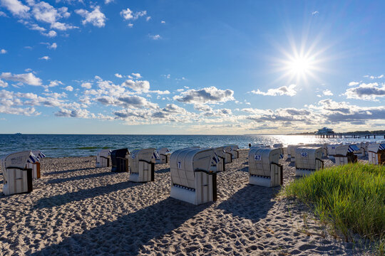Strandk&ouml;rbe an der Ostsee bei Sonnenaufgang an der Ostsee in Timmendorfer Strand
