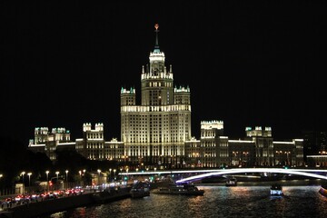 Obraz premium Moskva river in the heart of Moscow during night. Shot taken close to Zaryadye park. 