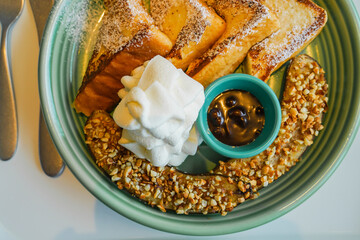 フレンチトーストとホイップクリームの朝食