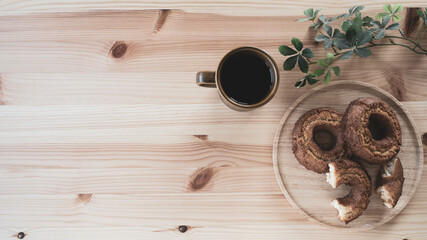 テーブルの上のコーヒーと自家製ドーナツ。