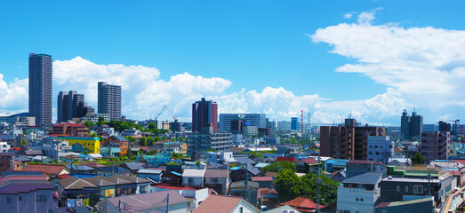 横浜みなとみらいのビル群と青空