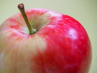 Czerwone jabłko z kropelkami wody