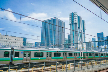 Fototapeta premium 高輪ゲートウェイ駅のプラットフォームのイメージ