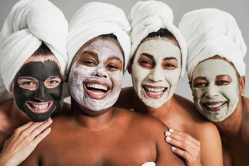 Fototapeten Mehrgenerationenfrauen, die Spaß daran haben, eine Gesichtsschönheitsmaske für die Hautpflegetherapie zu tragen - Hauptaugenmerk auf dem Gesicht afrikanischer Mädchen © DisobeyArt