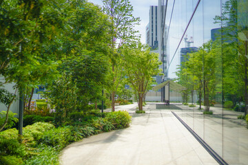 オフィスビルと中庭のイメージ