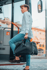 Chaval adolescente subiendo con su equipaje de mano al transporte publico © Migue Suarez