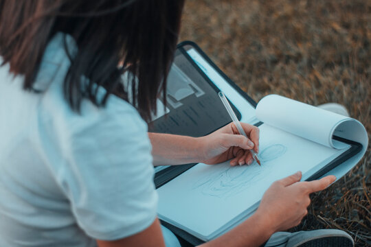 Chica joven adolescente realizando unos pintando dibujos 