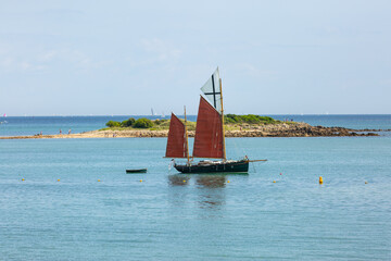 Ancien bateau à voile sur la mer en Bretagne à La Trinité-sur-Mer
