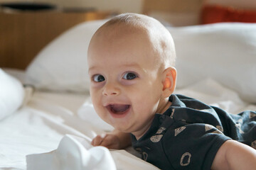 Bebe sonriendo en la cama